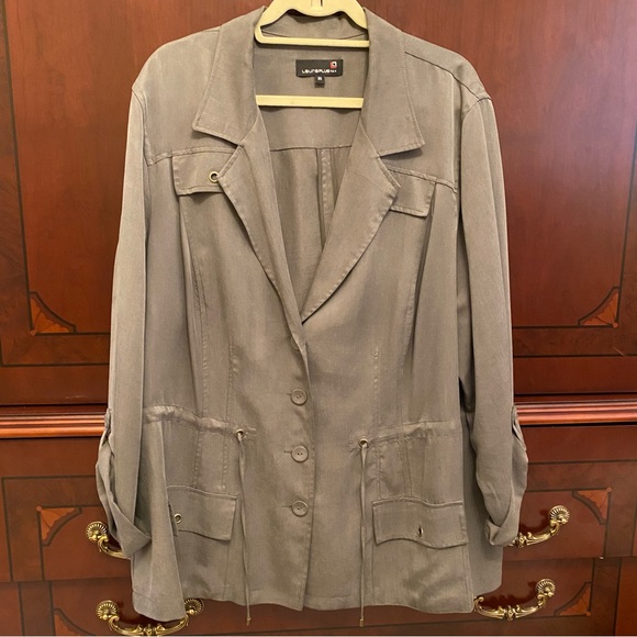 Laura Plus Lightweight 100% Tencel Jacket in Olive Green - Picture 3 of 9